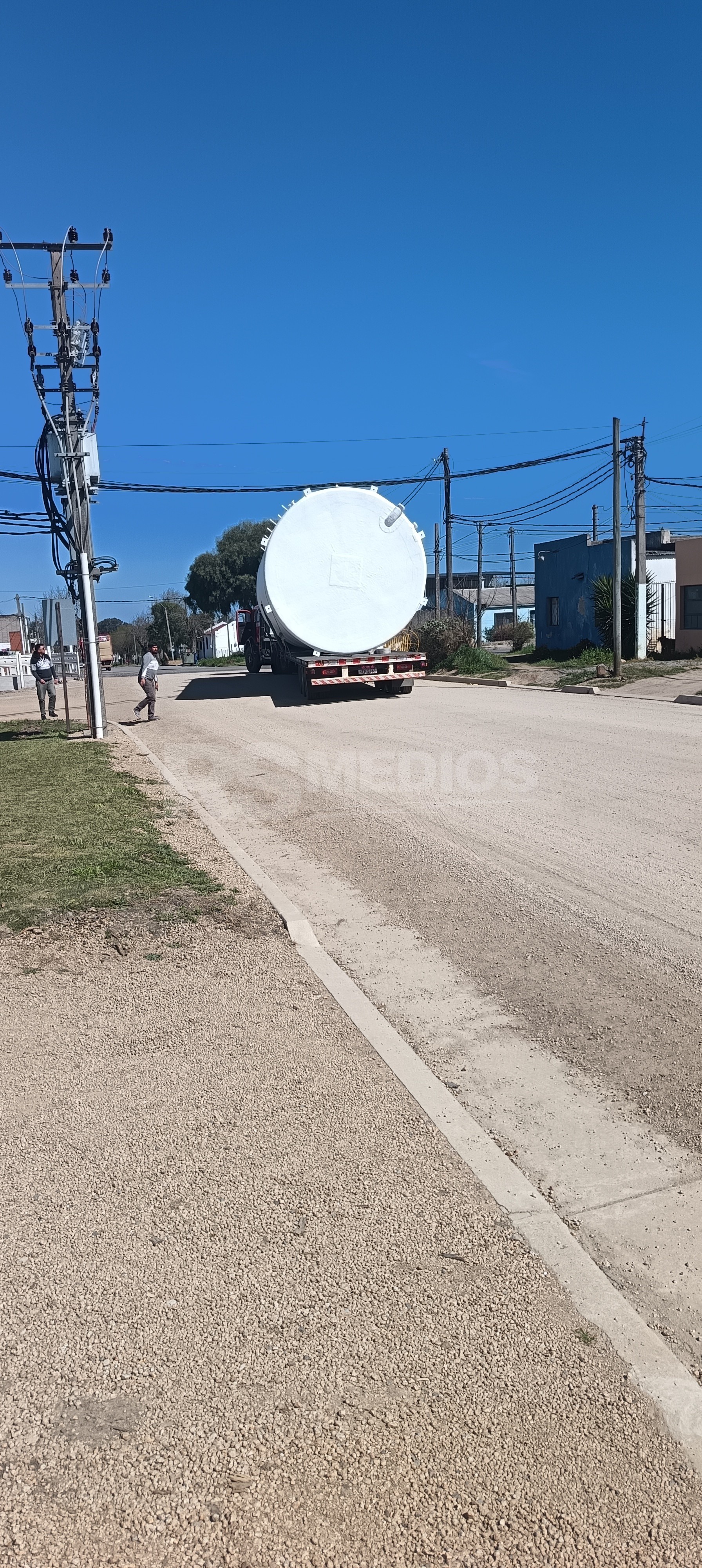 Un camión con una carga sobredimensionada quedó enganchado en el tendido eléctrico de un paso a nivel — imagen 3