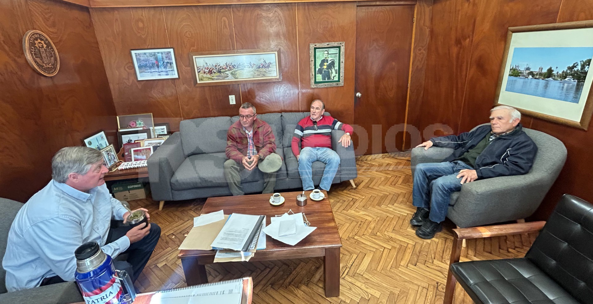 Besozzi recibió a la cooperativa apícola CALAS y al Círculo Policial de Soriano