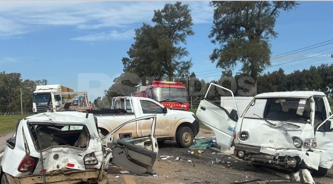 Accidente múltiple en la ruta 2: tres vehículos chocaron y dos personas resultaron lesionadas
