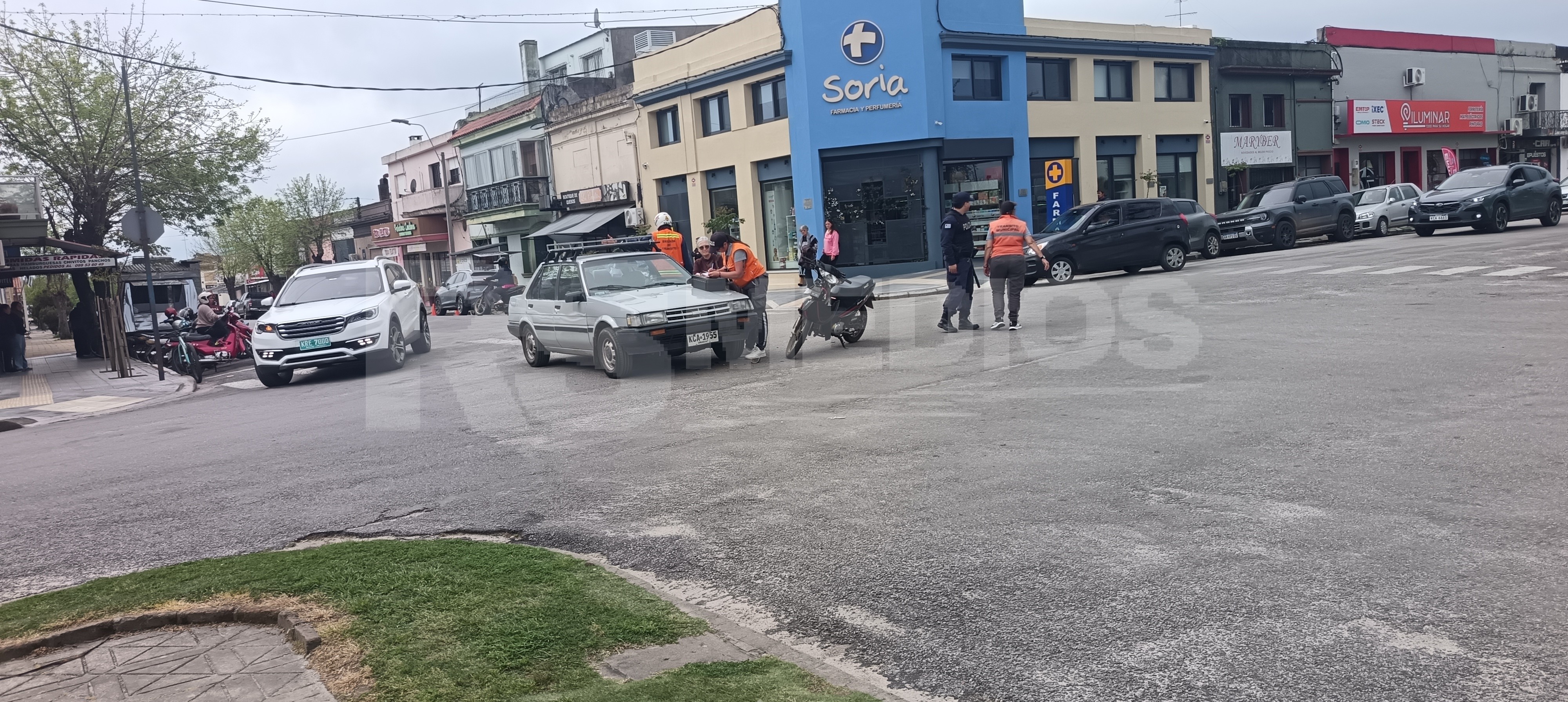 Choque entre auto y moto en Bulevard Cardona y Rivera deja una mujer trasladada — imagen 3