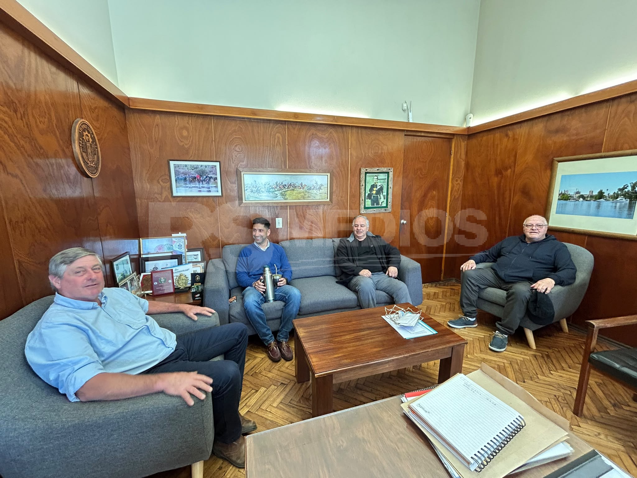 Besozzi entregó tres camionetas a la Policía de Soriano y avanzó en el proyecto futbolístico Soriano 2030 — imagen 3