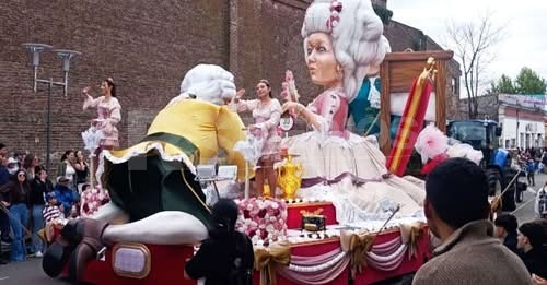 La carroza "Edición Real" del Liceo N°1 ganó el desfile de la 64ª Fiesta Nacional de la Primavera